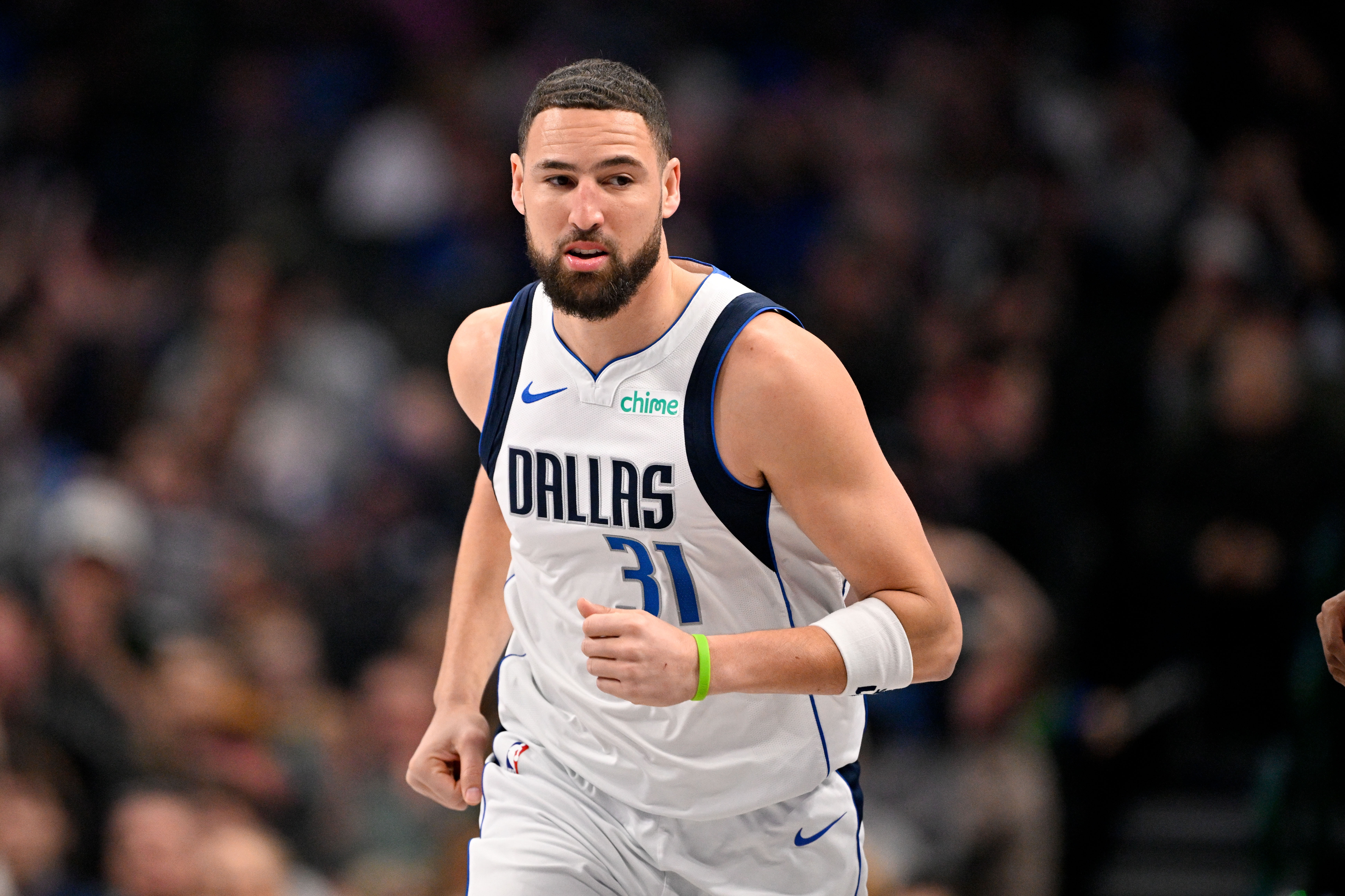 B体育下载app-连珠炮！克莱外线开火连中2记三分 帮助独行侠迅速迫近比分